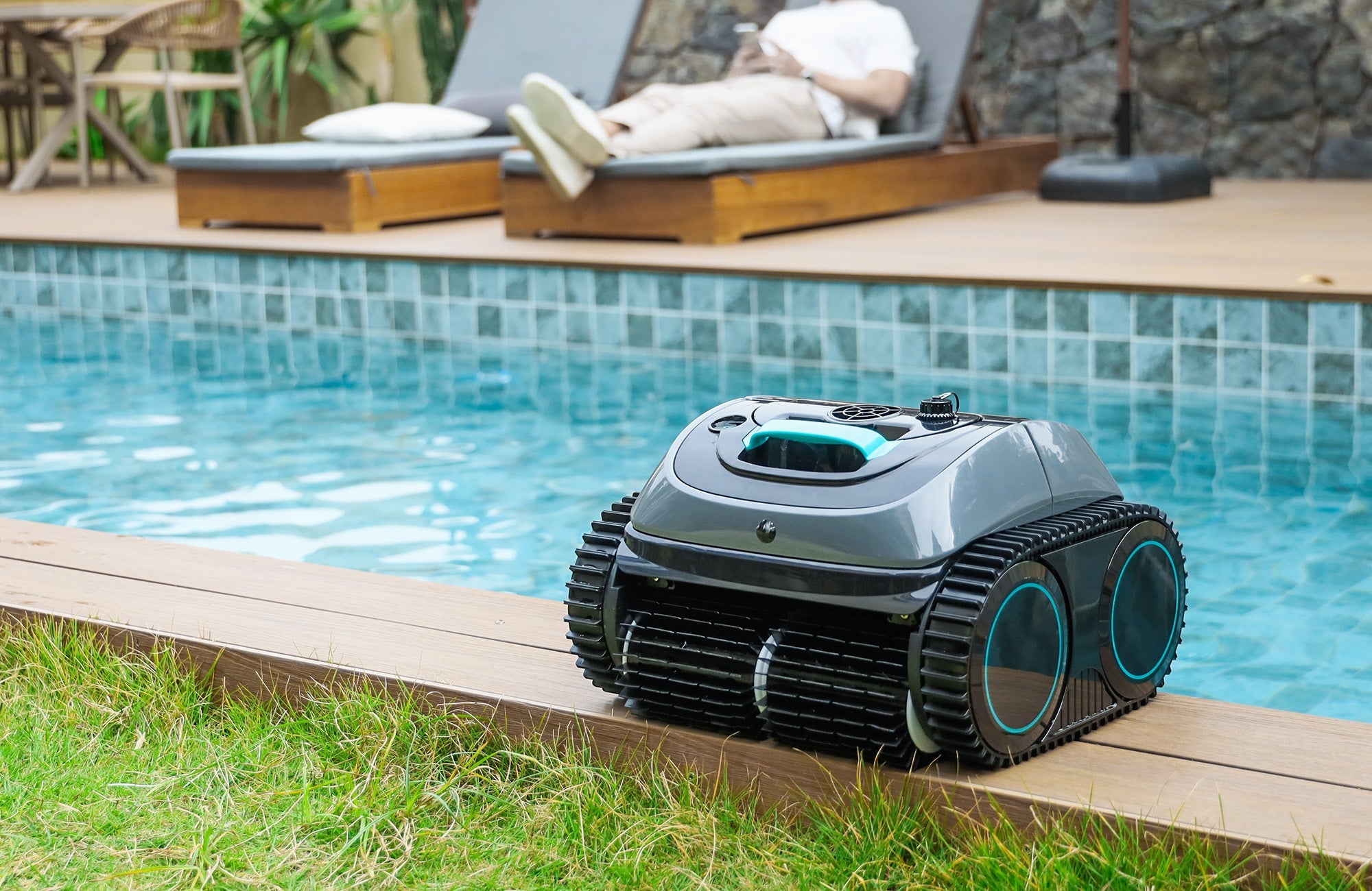 Best Pool Vacuum for Above Ground Pools with Cordless Convenience